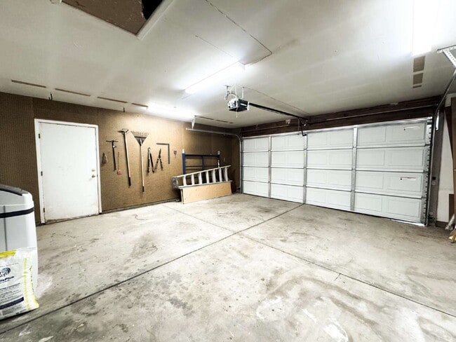 Building Photo - "Charming 3-Bed Oasis with 2 Baths and 170...