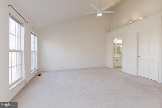 Building Photo - 1984 Crescent Park Dr