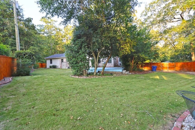 Building Photo - Updated 3 bedroom 2.5 bath home in Sherwood Forest