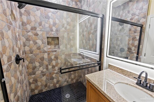 Building Photo - 10 Karen Dr