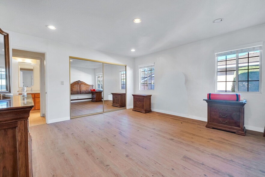 Main Suite - 7121 Arizona Ave