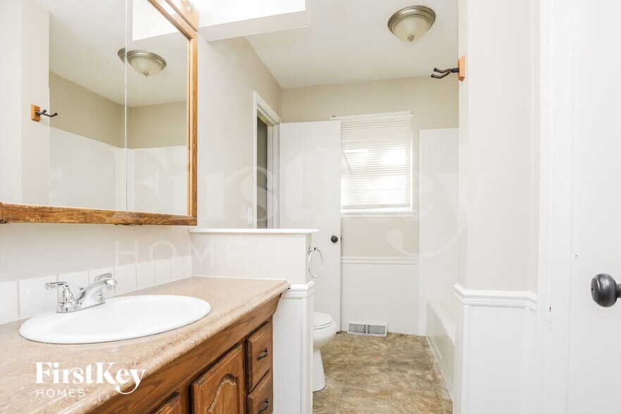 Building Photo - 706 N Redwood Dr