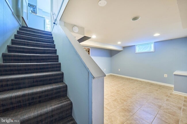 Building Photo - 2319 Riverview Terrace