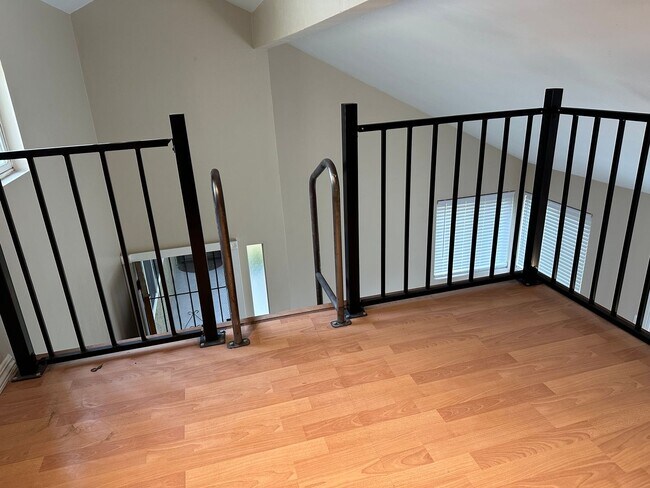 Building Photo - Renovated 2 Bed, 2 Bath Condominium in Gated Community