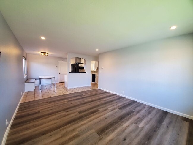 Building Photo - Remodeled 2 bedrom duplex centrally locate...