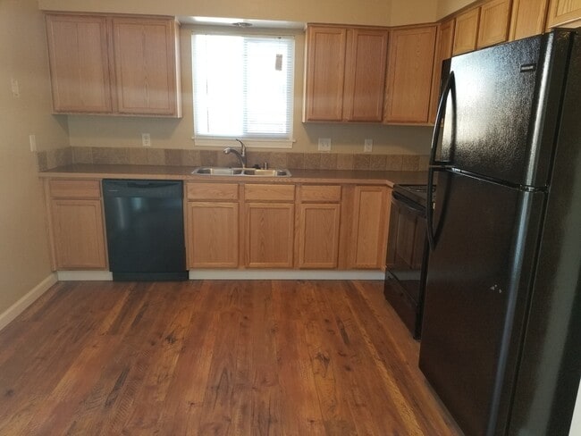 Building Photo - Large 4 bedroom, 2.5 bath duplex