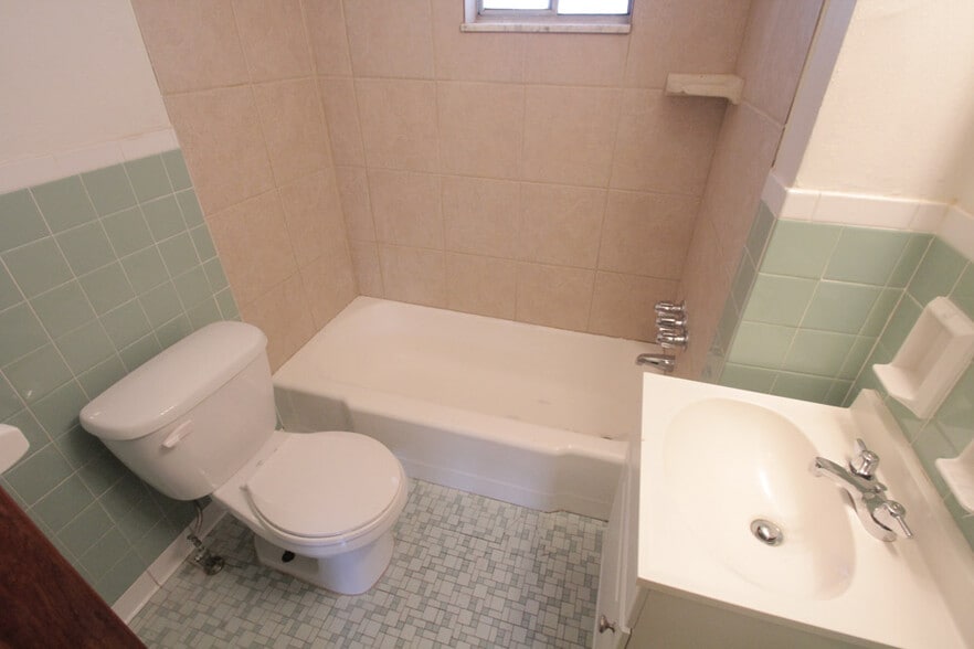 Building Photo - 408 South Ave