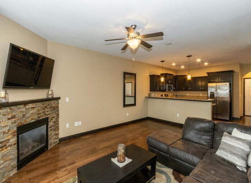 Living room/kitchen - 735 Mission Point Rd