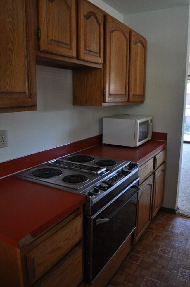 Building Photo - 1 Bed 2 Bath View Point Community TOP Floor Condo