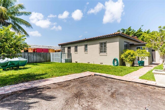 Building Photo - 1921 SW 18th Ave