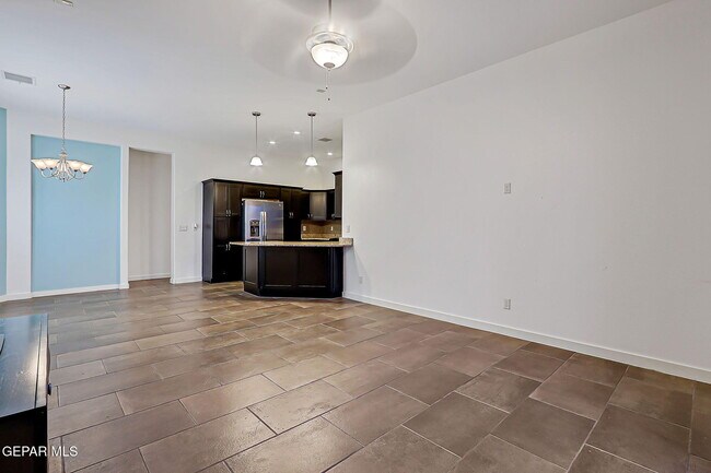 Building Photo - 308 S Manzanita Dr