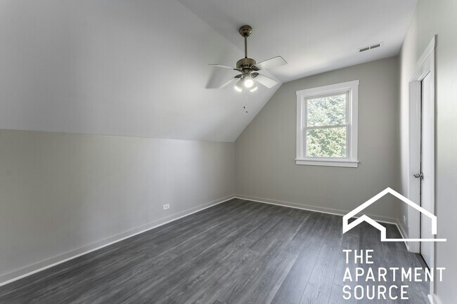 Building Photo - 2834 W Dickens Ave