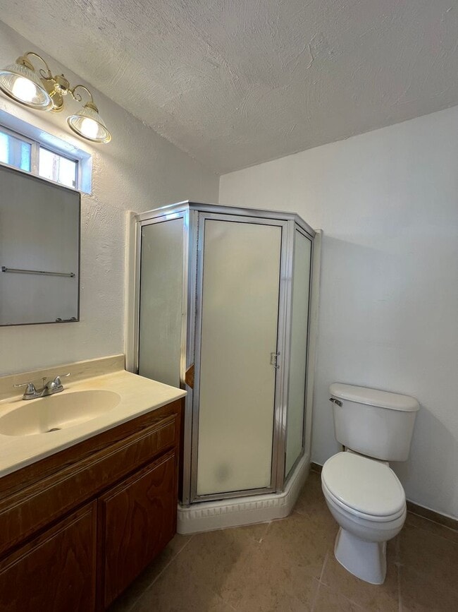Building Photo - 1 Bedroom 1 Bathroom House with Fenced Yard+