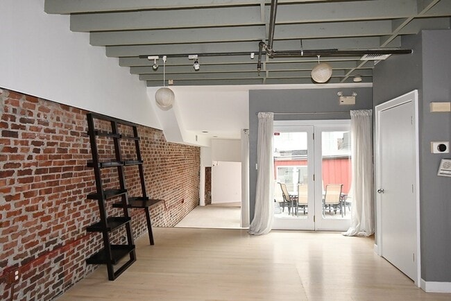 Building Photo - 31 Stanhope St