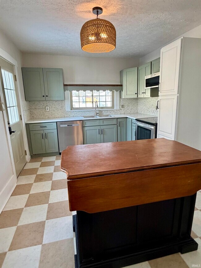 Building Photo - 921 S Washington St