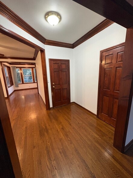 Foyer - 3041 W Leland Ave