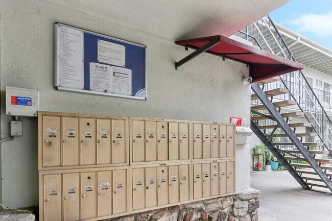 Building Photo - 1 bed 1 bath with pool and laundry!