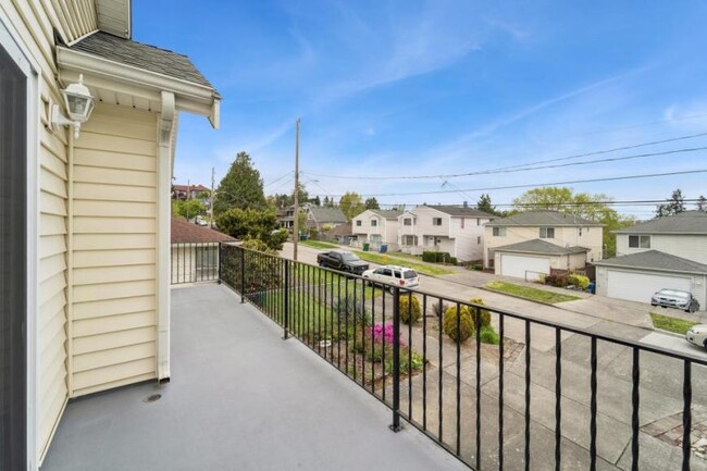 Building Photo - 3 bedroom in Seattle WA 98144
