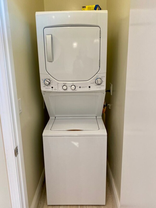 Building Photo - RENOVATED 2BD/1.5BA. Dishwasher! LAUNDRY I...