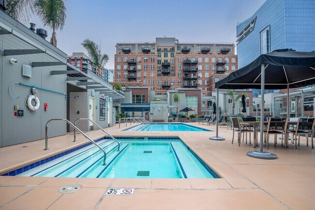 Building Photo - Modern Townhome Living in the Heart of Dow...