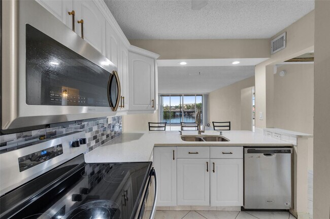 Building Photo - 7 Royal Palm Way