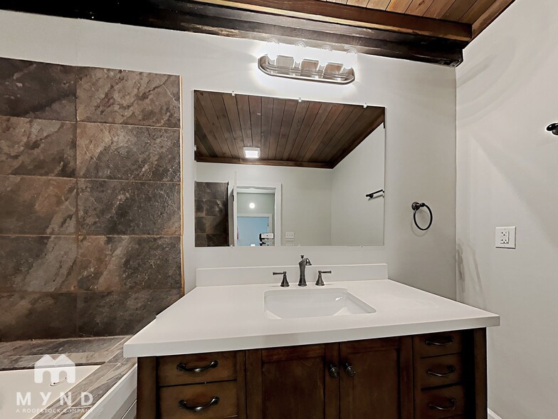 Building Photo - 128 Manor Cir