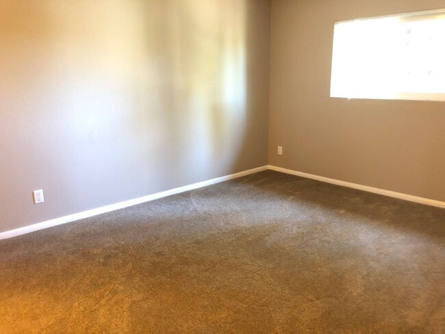 Building Photo - Super Cute and Close to Lake! Ready for Immediate move in!