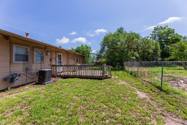 Building Photo - 7429 W Frazier Ln