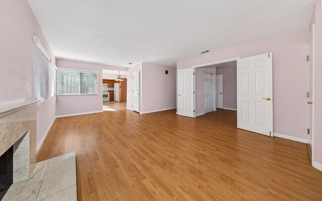 Building Photo - Updated and Move-In Ready!