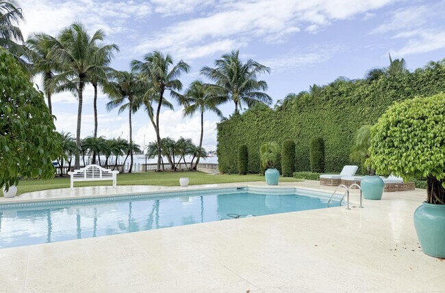 Building Photo - 1494 N Lake Wy