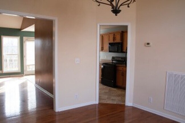 Building Photo - 514 Winding Bluff Way