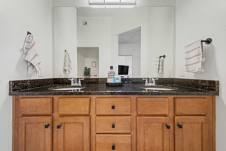 Building Photo - 945 E Playa del Norte Dr