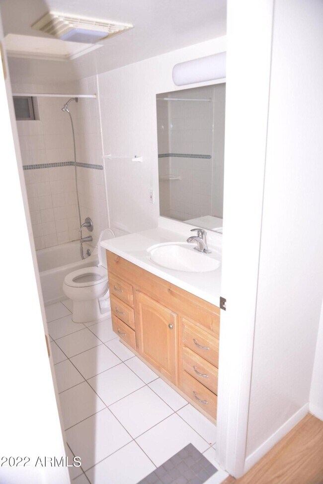 Building Photo - 5650 N 10th St