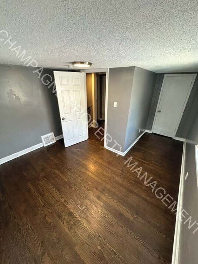 Building Photo - Fully updated home in KC