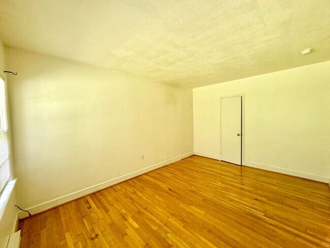 Building Photo - 110 Binford St