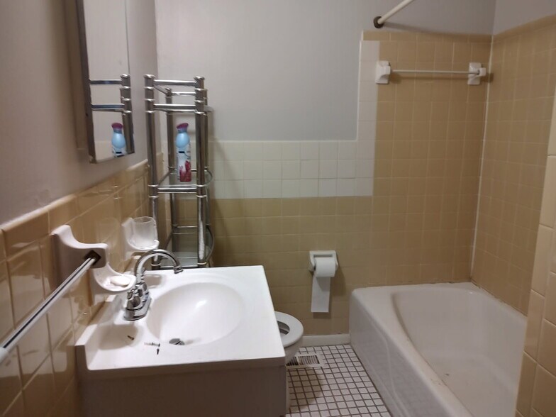Bathroom -1 - 808 Carlisle St