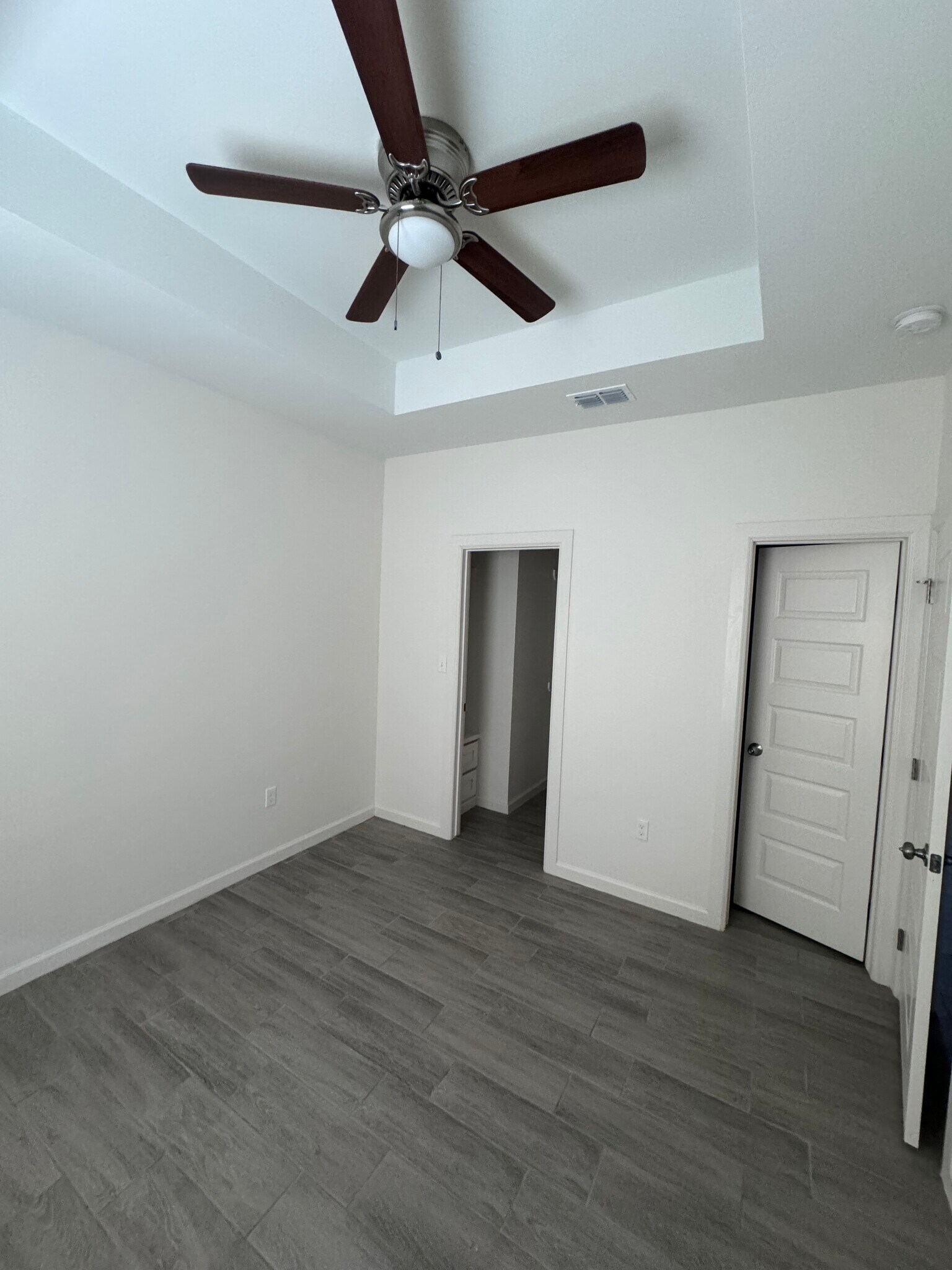 Building Photo - 2421 N Valley Cir
