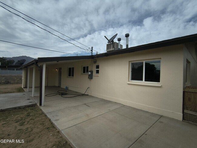 Building Photo - 4918 Guadalupe Dr