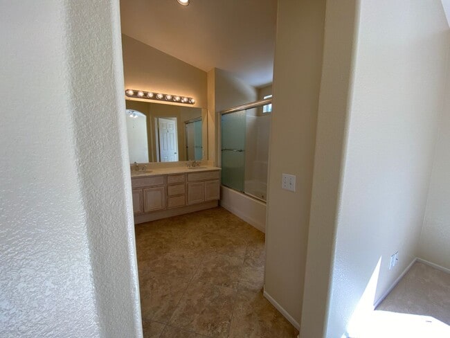 Building Photo - Beautiful Spacious 3BR/2.5BA Located in the Ivey Glenn Community!!