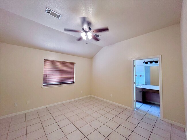 Building Photo - 18523 Spinney Ln