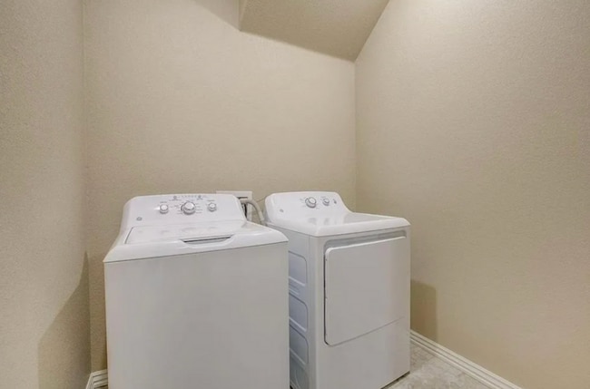 Building Photo - 3 bed, 2.5 bath Townhome near the UofA! **...