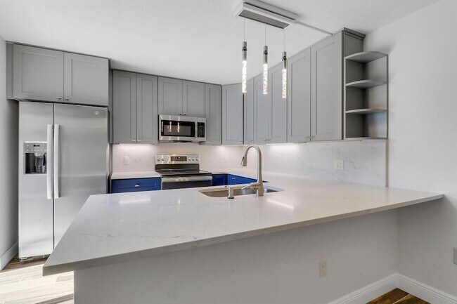 Building Photo - 2324 23rd Ct