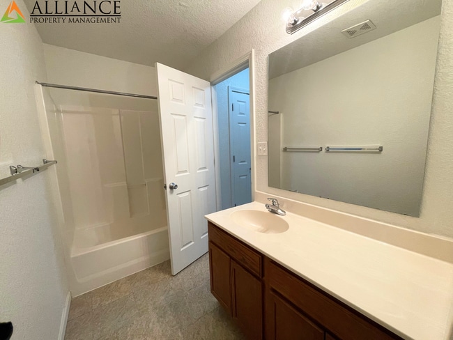 Building Photo - West Side Townhome!