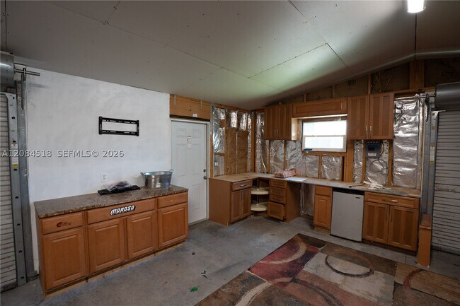 Building Photo - 618 SW Ray Ave