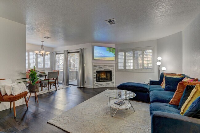 Building Photo - Fully furnished Condo in a great location!