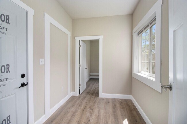Building Photo - 6 Maple Vlg Ct