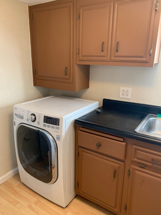 Building Photo - Tucked Away Antioch Home!