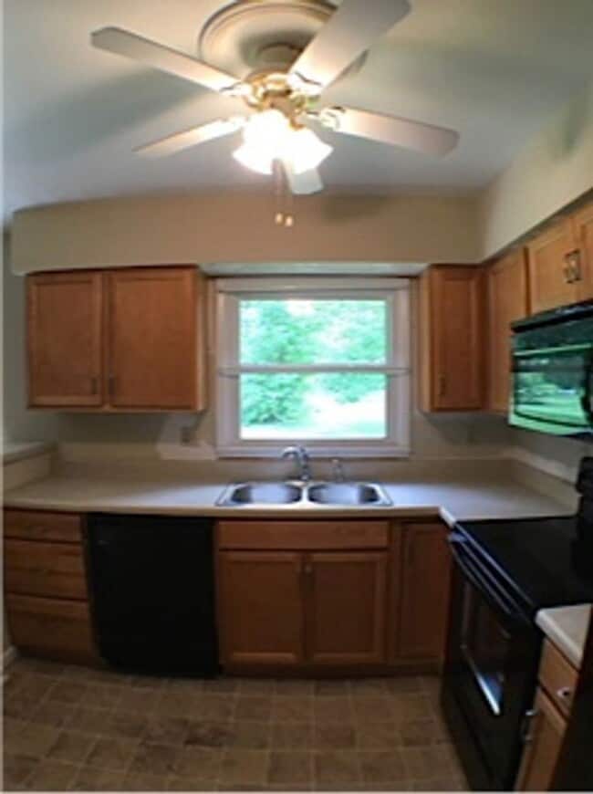 Building Photo - Three Bedroom Home with Fenced Yard