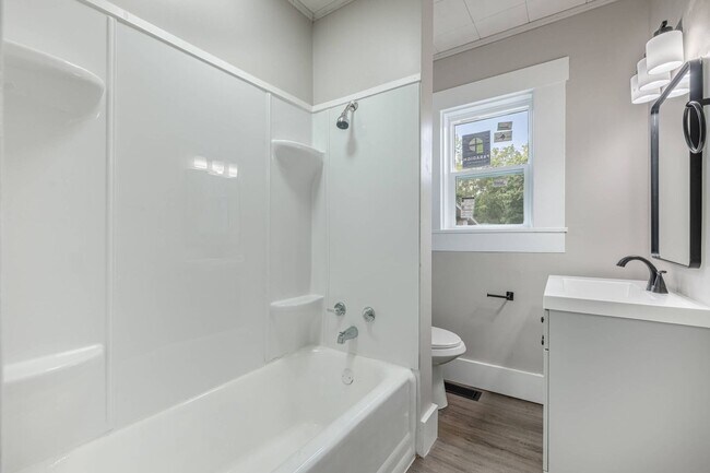 Building Photo - Welcome to this charming 3-bedroom, 1-bath...