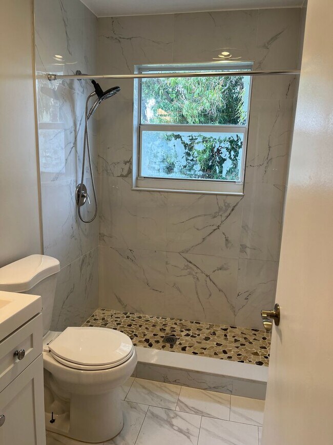 Building Photo - Newly renovated 3/2 for rent!